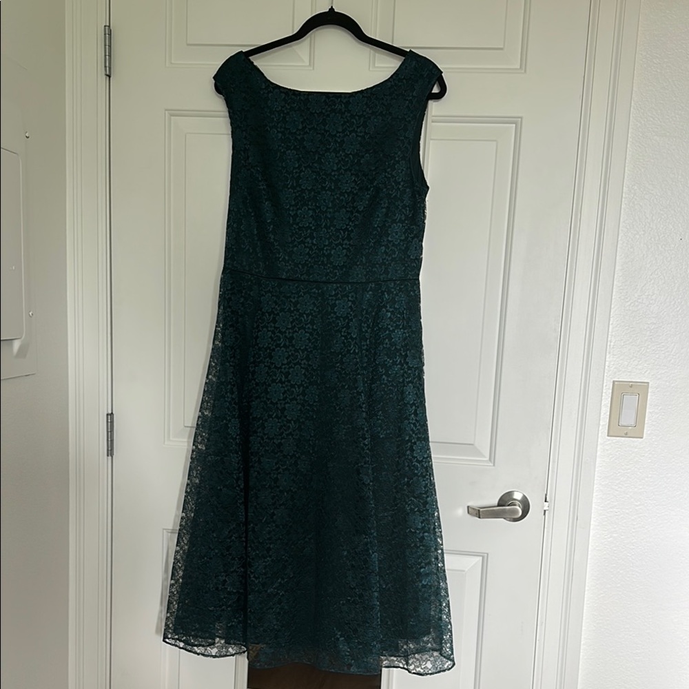 Chic Green Midi Dress with Timeless Elegance